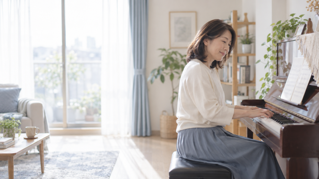 自宅のピアノを楽しむ大人の女性